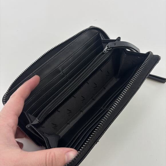 Simply Vera Wallet Black Zippered Signature Wallet 4"H X 7.5"L FREE SHIPPING - Picture 3 of 5